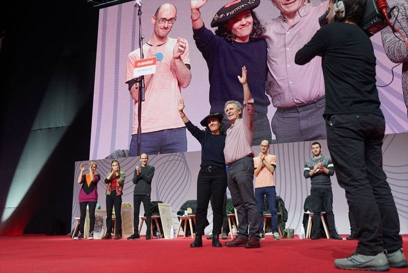 Iñaki Muruak jantzio dio txapela irabazleari. EITB Media