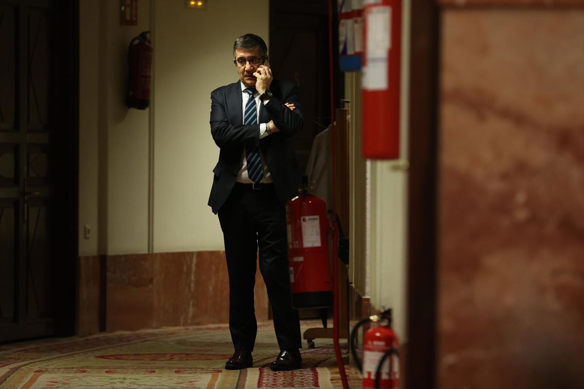 El portavoz del PSOE en el Congreso, Patxi López, en los pasillos del pleno del Congreso. Foto: EFE