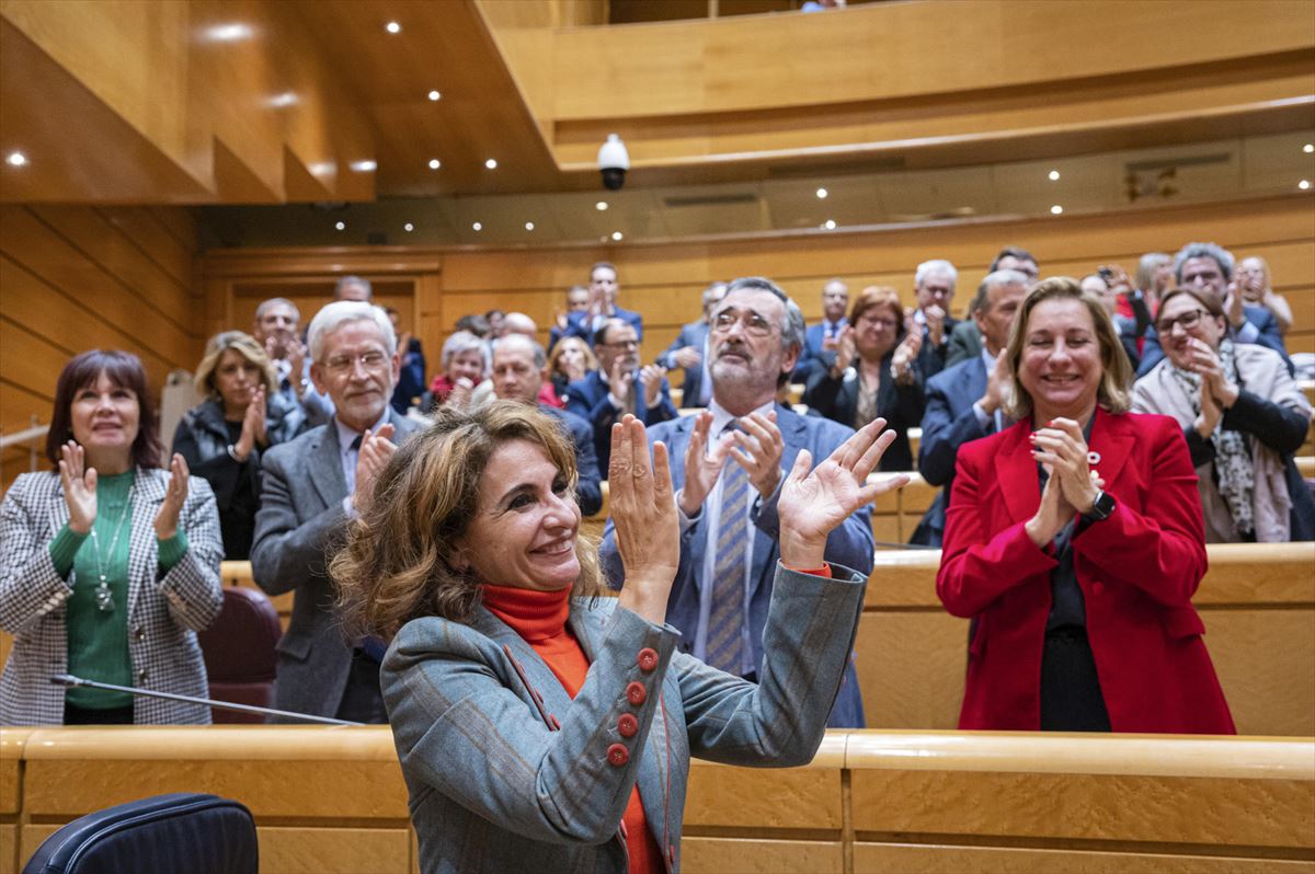La ministra de Hacienda, María Jesús Montero, celebra la aprobación de las cuentas. Foto: EFE