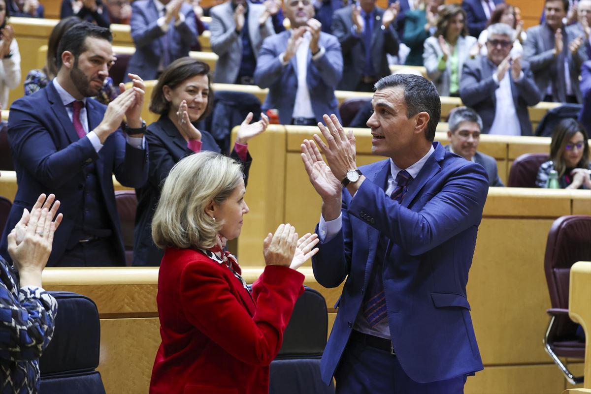 Nadia Calviño y Pedro Sánchez, ayer, en el Senado. EFE