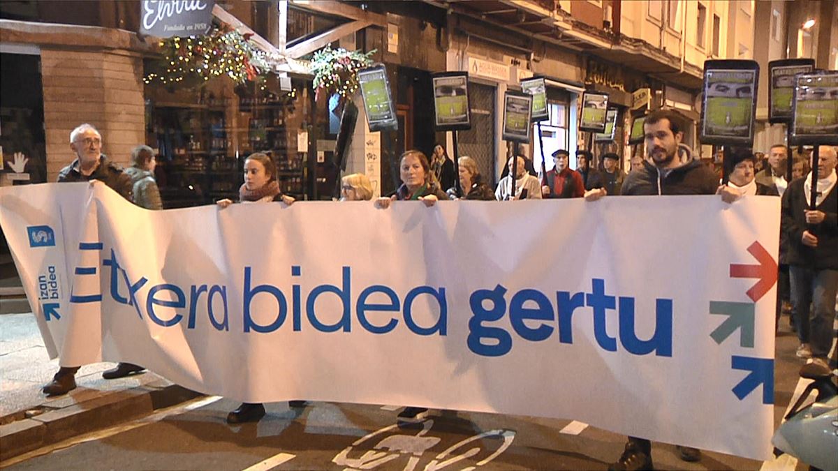 Concentración de sindicatos vascos en Bilbao, este viernes. Foto: Sare