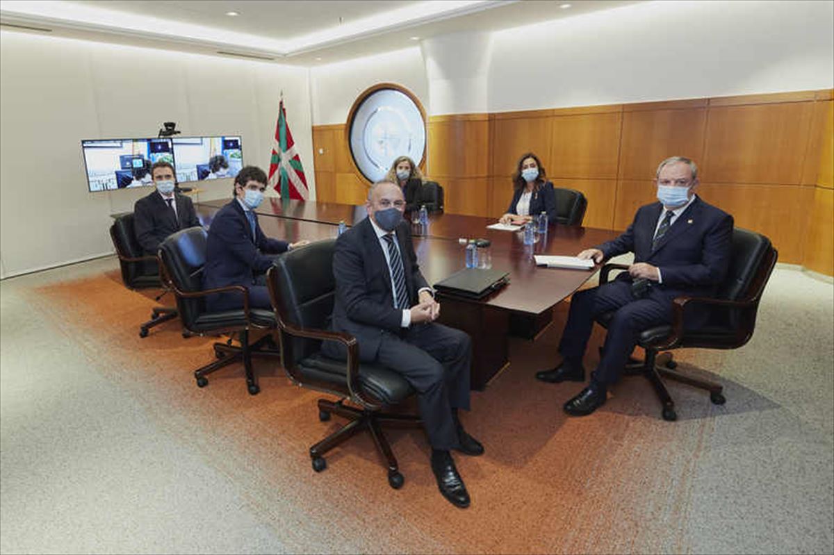 Reunión de la comisión mixta en septiembre de 2020. Foto de archivo de Irekia. 