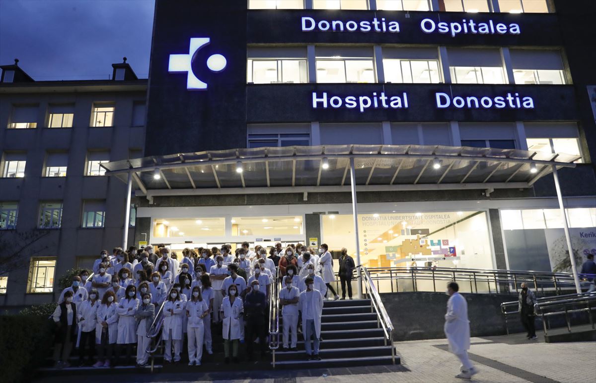 Concentración en la entrada del Hospital Donostia.