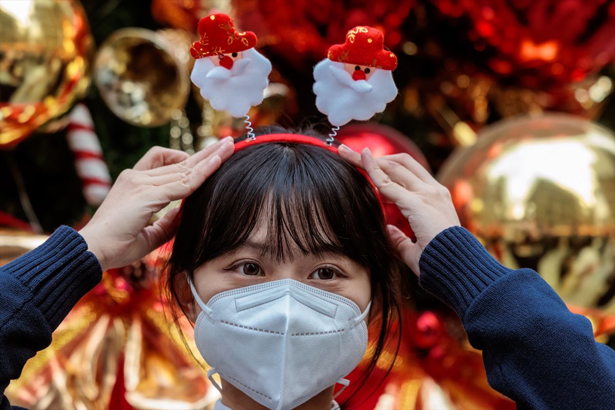 Una mujer en el marcado navideño de Shangai, en medio de un brote de Covid en China. Foto: EFE