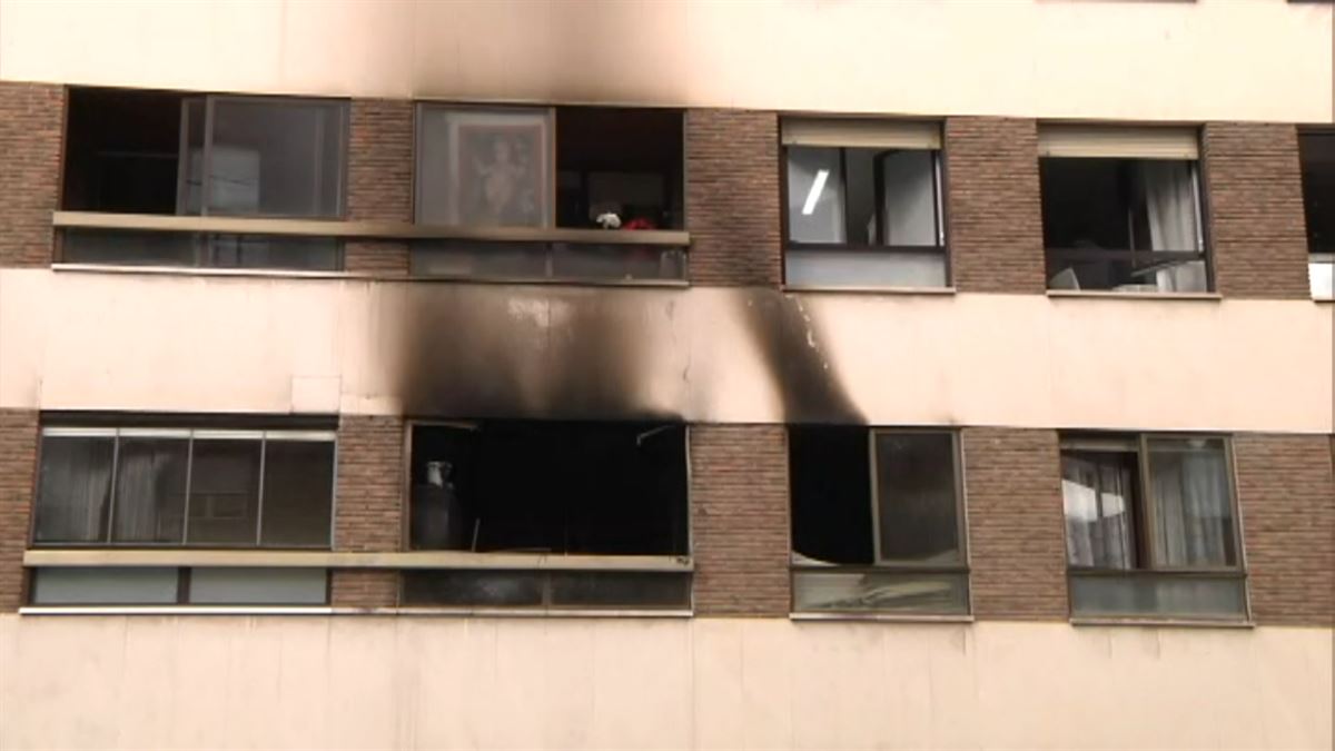 Incendio en un bloque de viviendas en Pamplona. Foto: Policía Muncipal de Pamplona
