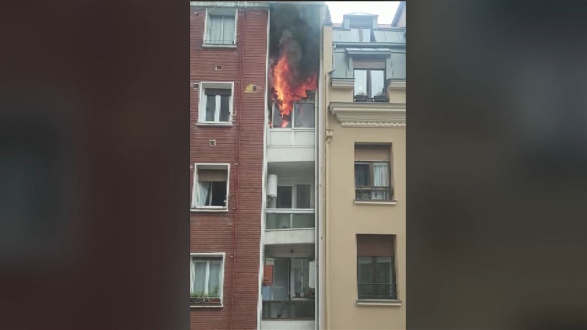 Un afectado por inhalación de humo en el incendio de un piso en Bilbao