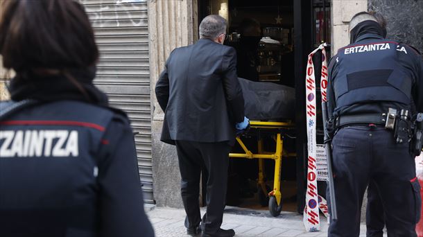 Agentes de la Ertzaintza en el lugar del crimen. Foto: EFE.