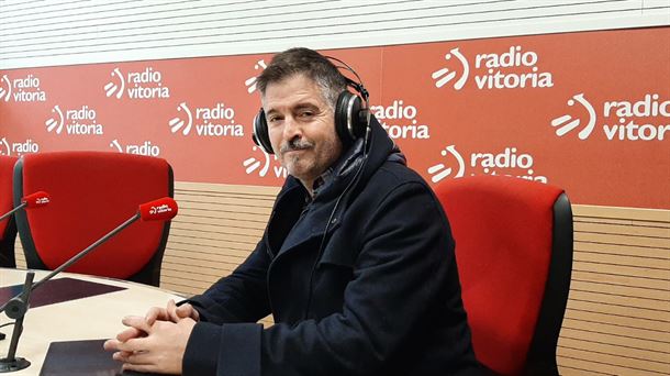 Mikel Urdangarin en los estudios de Radio Vitoria.