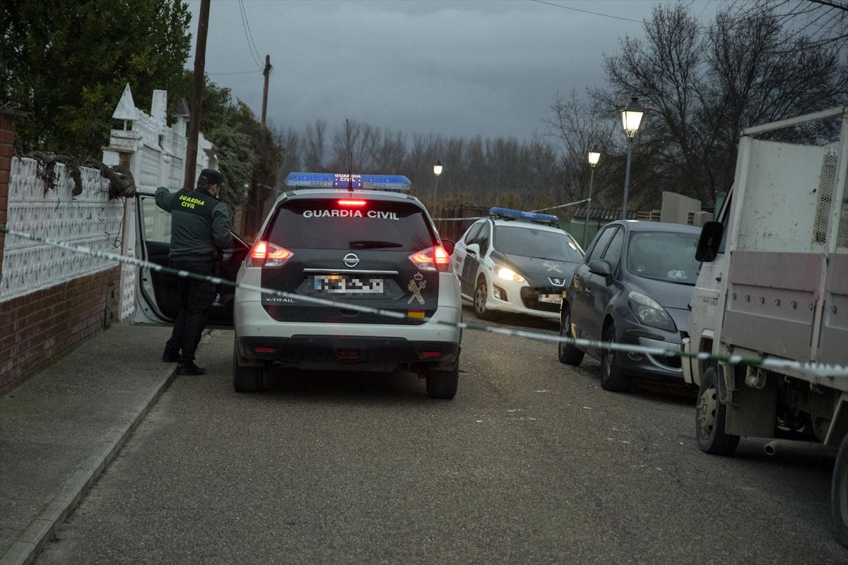 Miembros de la Guardia Civil se personan en la vivienda de una de las víctimas. Foto: EFE