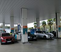 El precio de los carburantes encadena su quinta caída consecutiva y marca nuevos mínimos este verano