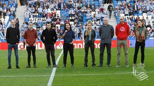 Maialen Lujanbio txapeldunak ohorezko sakea egin du Reala eta Osasunaren arteko partidan, Anoetan