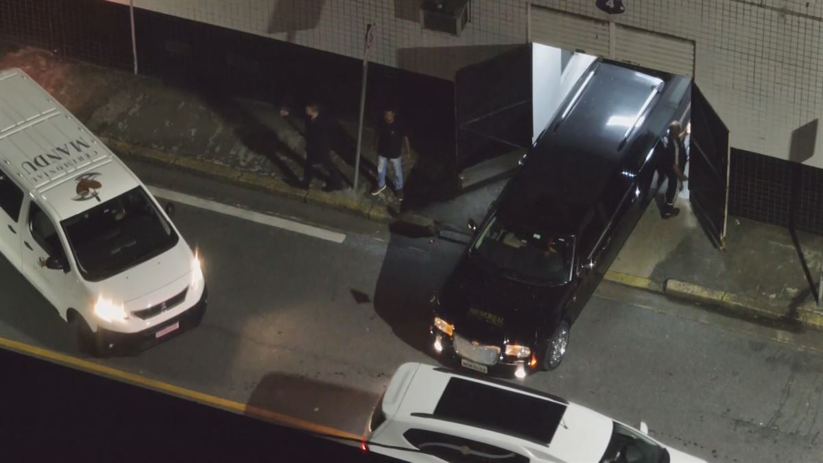 Llegada del coche fúnebre. Imagen obtenida de un vídeo de Agencias.