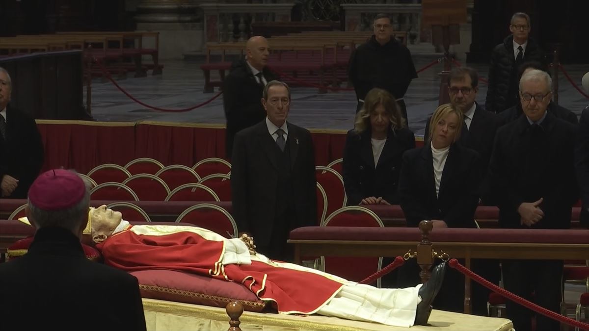 Giorgia Meloni en la capilla de Benedicto XVI. Imagen obtenida de un vídeo de Reuters.