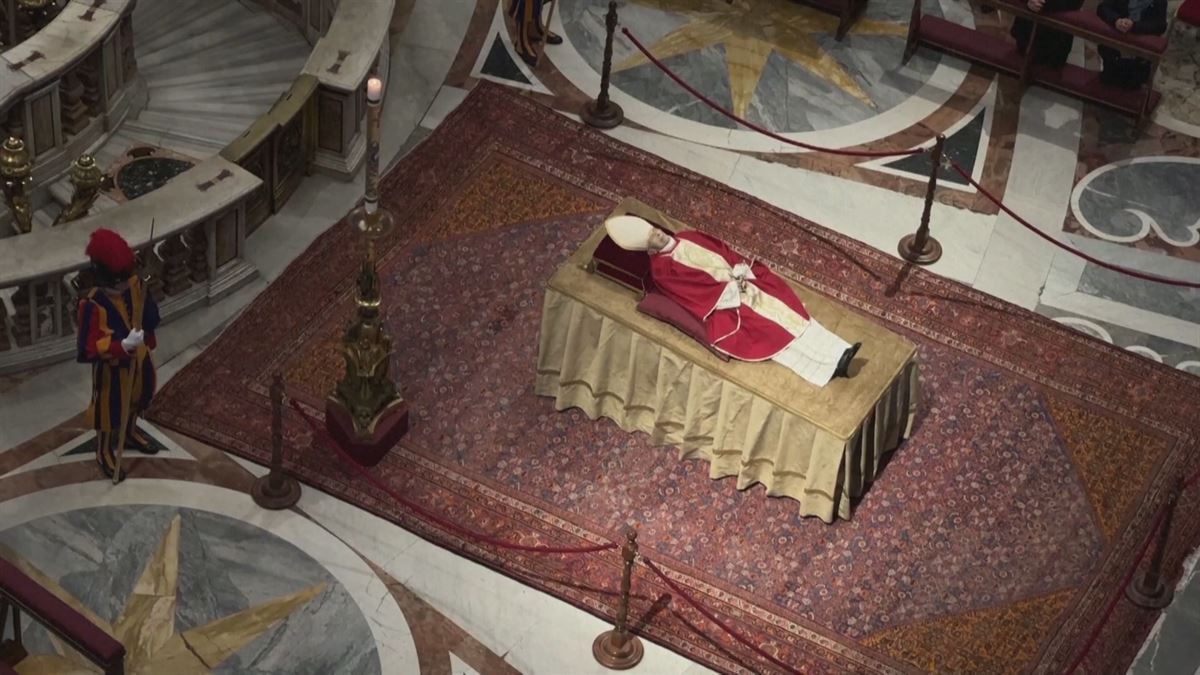 Capilla ardiente de Benedicto XVI. Imagen obtenida de un vídeo de Agencias.
