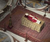 Benedikto XVI.aren hil-kapera bigarren egunez ireki dute, osteguneko hiletaren zain