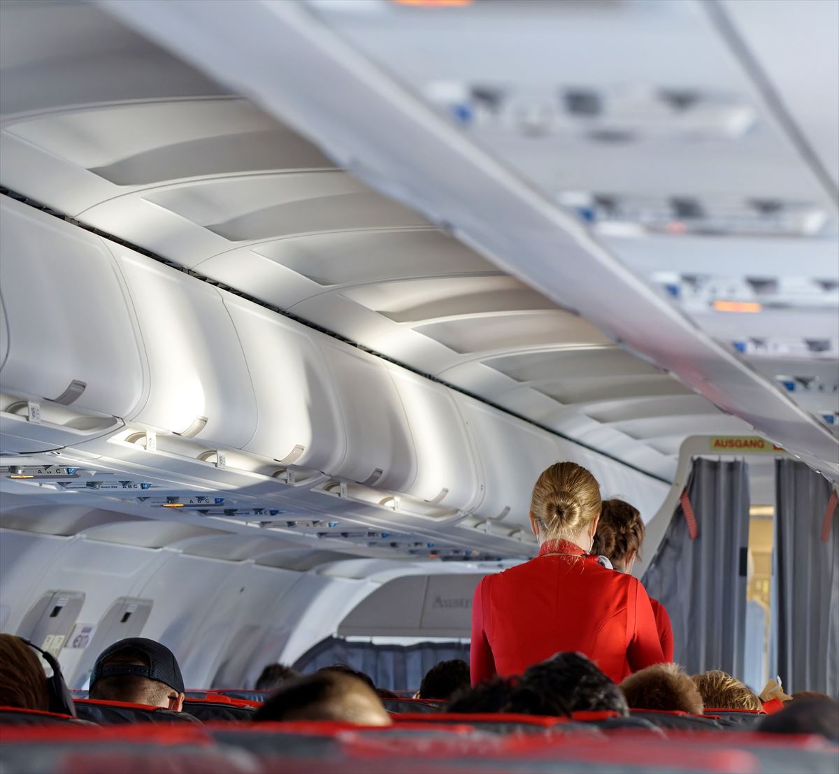 Una azafata en un vuelo