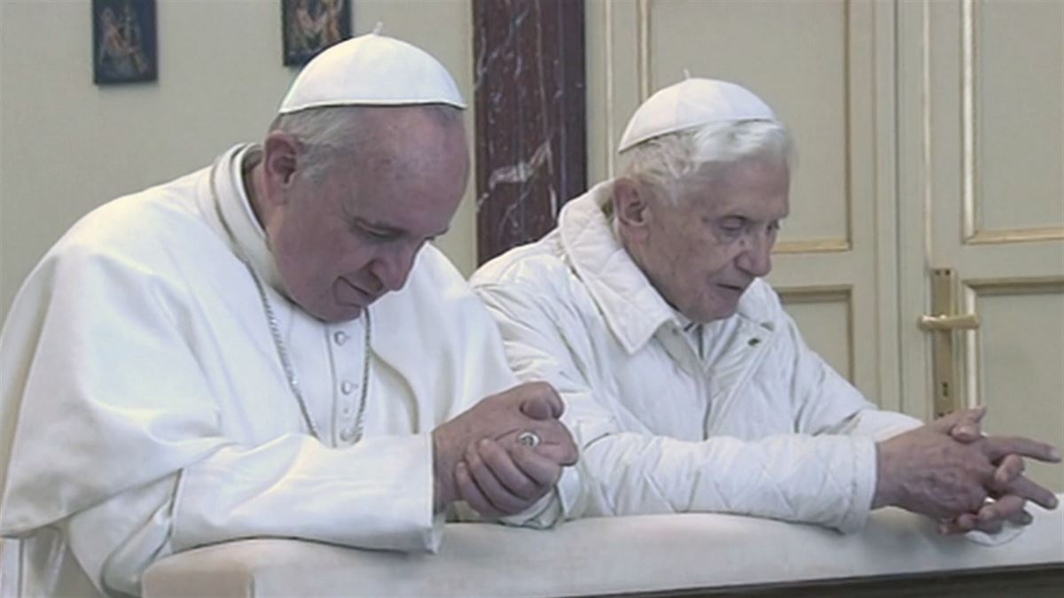 Frantzisko eta Benedikto XVI.a. Agentzietako bideo batetik ateratako irudia.