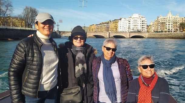 Irina, Patricia, Caridad y Marifé disfrutando del paseo por el Urumea