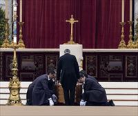 Benedikto XVI.a gorputz eta arima aritu zela nabarmendu du Frantzisko aita santuak 