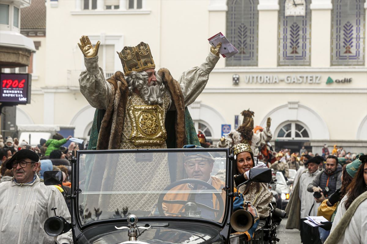 Los Reyes Magos recorren Vitora. Foto: EFE.