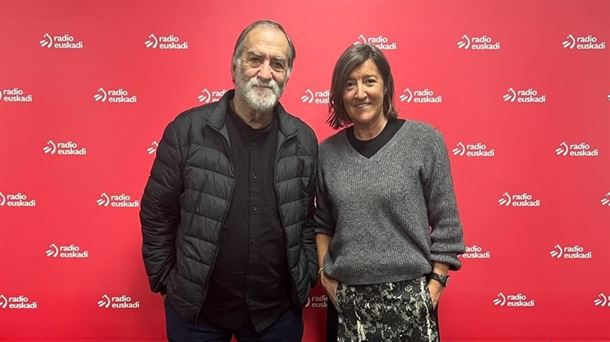 Ramón Barea junto a Idoia Jauregui en los estudios de Radio Euskadi.