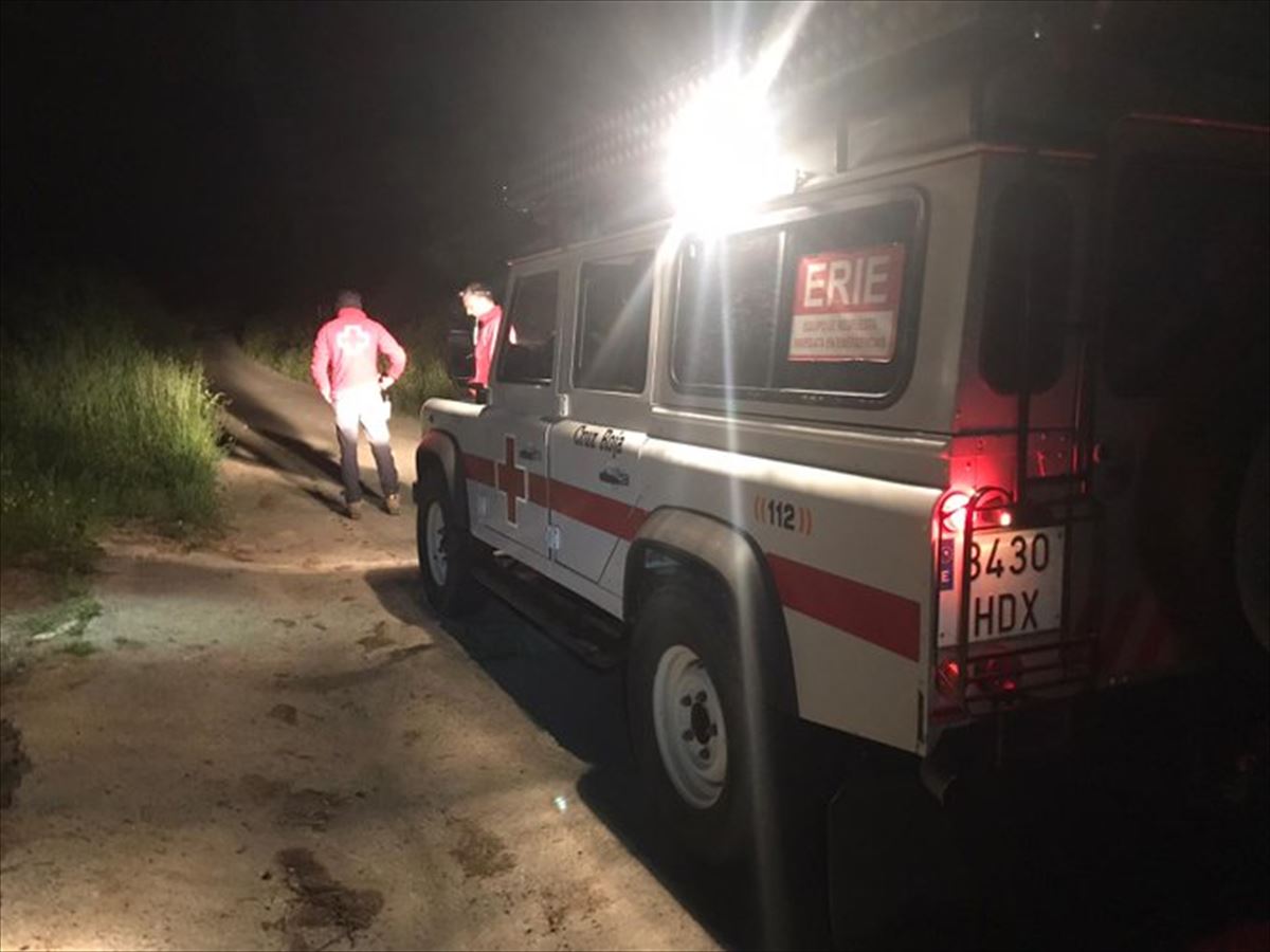 Miembros de la Cruz Roja anoche en el dispositivo de búsqueda. 