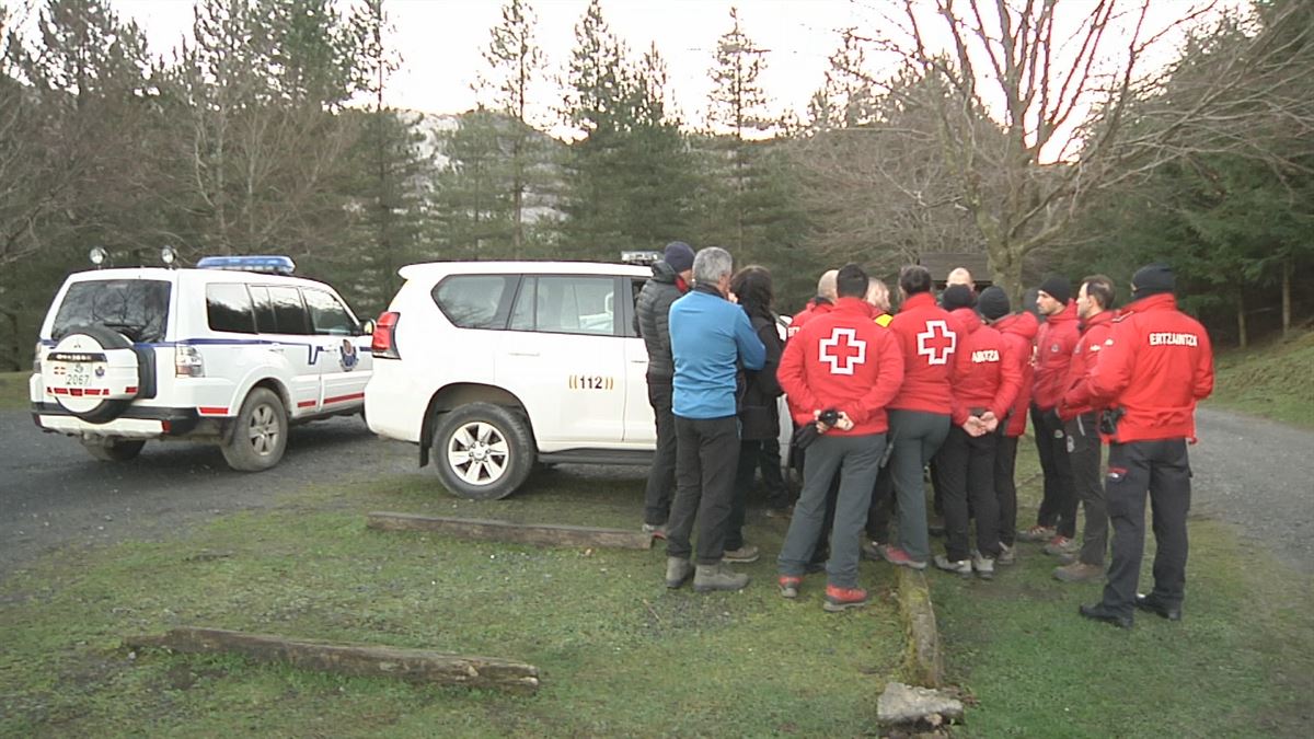 Miembros de la Cruz Roja anoche en el dispositivo de búsqueda. 