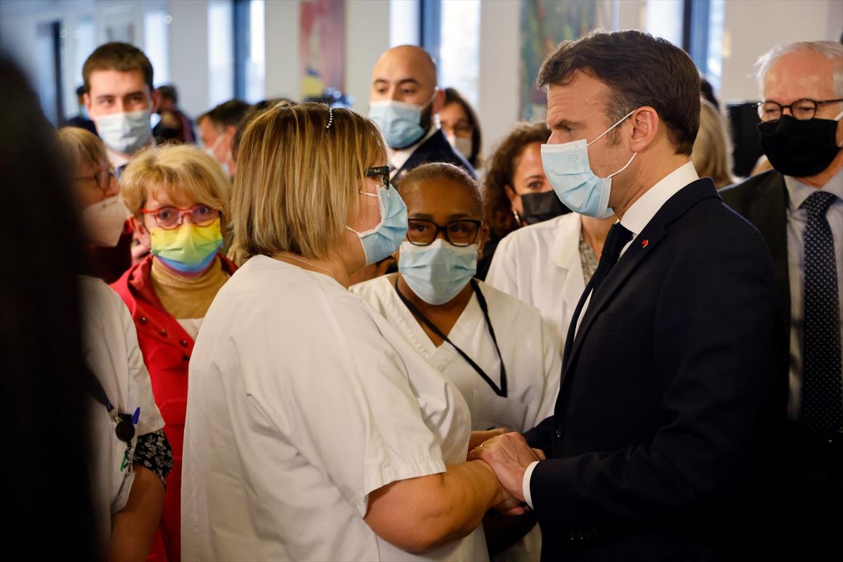Macron charla con una trabajadora sanitaria. Foto: Efe