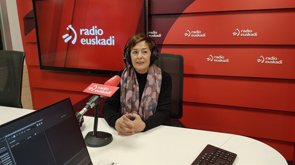 La doctora Itxaso Zarandona en los estudios centrales de Radio Euskadi. EITB