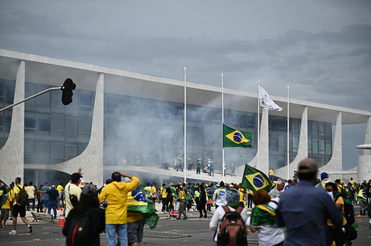 Bolsonaroren jarraitzaileak, Kongresuaren kanpoaldean. Argazkia: EITB MEDIA