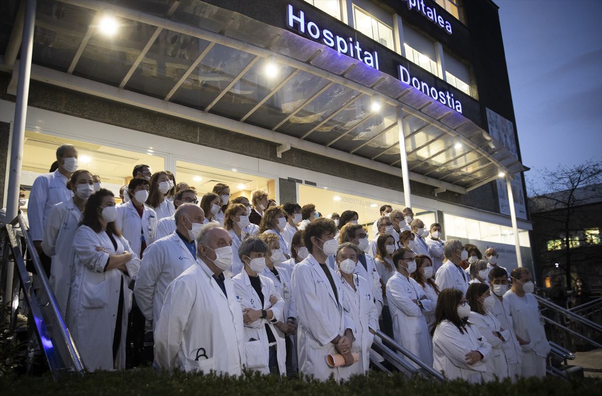 Concentración de los médicos de la OSI de Donostialdea. Foto: EFE.