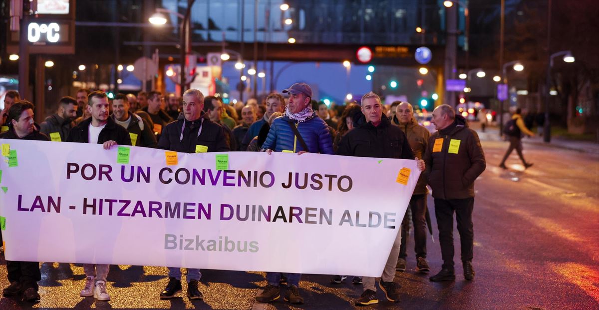 Trabajadores de Bizkaibus se movilizan en Bilbao en defensa de un convenio "justo". Foto: EFE