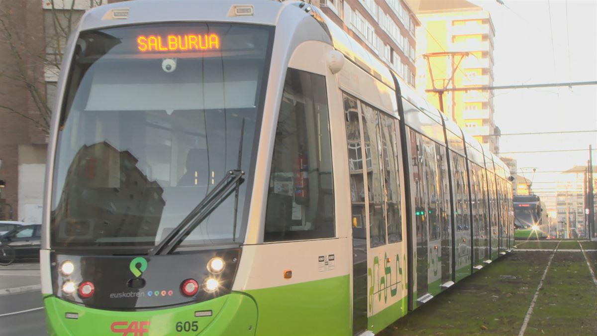 Tranvía de Vitoria-Gasteiz. Imagen obtenida de un vídeo de EITB Media.