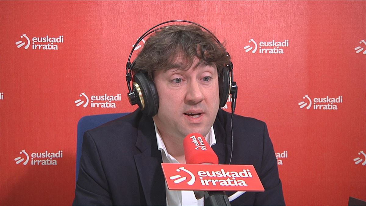 El secretario general del PSE-EE Eneko Andueza en Euskadi Irratia