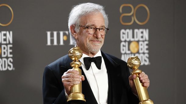 Spielberg posa con los Globos de Oro a mejor película dramática y dirección. Foto: Efe. 