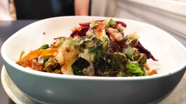 El pintxo de langostinos con verduras en tempura.