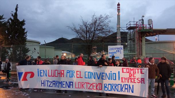 Concentración frente a la planta de Muskiz esta mañana. Imagen: CCOO Industria Federazioa