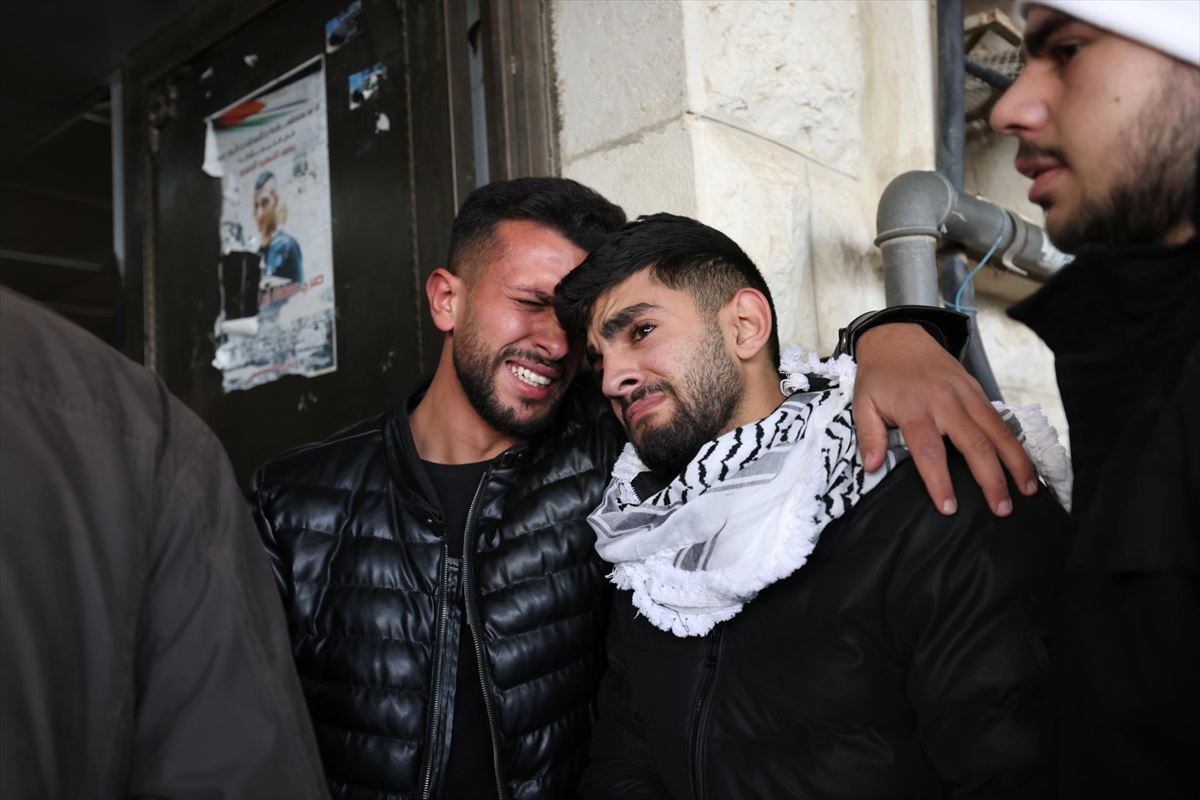 Palestinos lloran la muerte de los jóvenes asesinados. Foto: EFE.