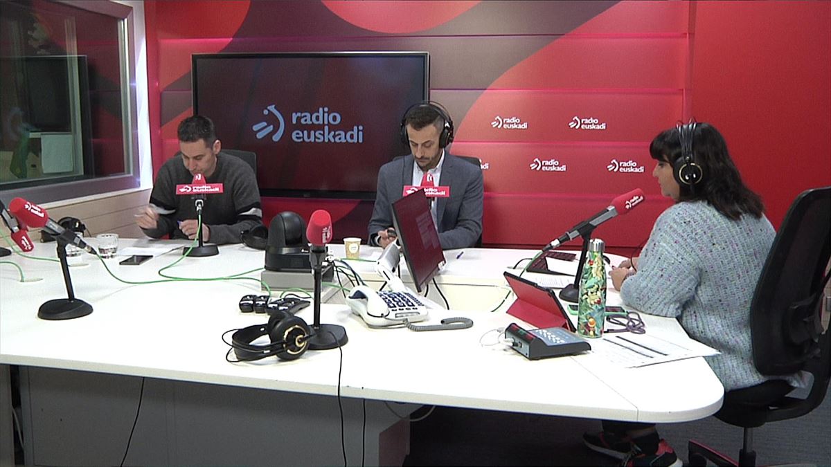 EH Bildu eta PSE-EEko legebiltzarkideak, Radio Euskadiko estudioetan. Argazkia: EITB MEDIA
