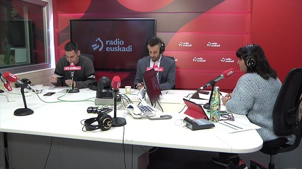 Los parlamentarios de EH Bildu y PSE-EE, en los estudios de Radio Euskadi. Foto: EITB MEDIA
