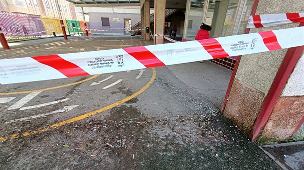 La Escuela Pública Infantil Ángel Ganivet-Santa Lucía, con el patio precintado