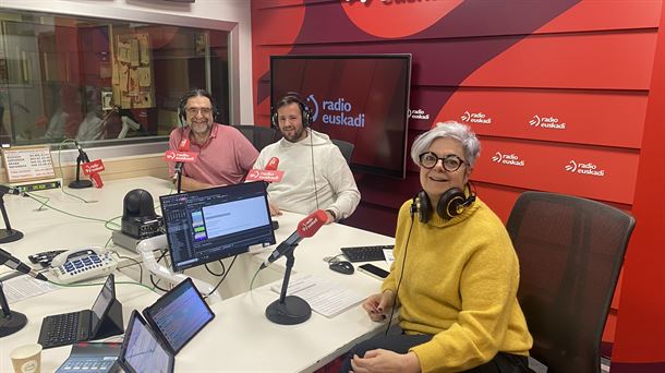 Jorge Gutiérrez, entre Almudena Cacho y Xabier Bañuelos.