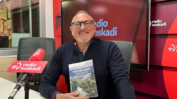 El médico Jesús Sánchez Etxaniz con el libro de Martina Novatzky 'Volver aquí'. Radio Euskadi.