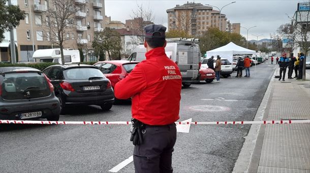 Un agente en el lugar en el que se perpetró el crimen el 15 de enero. Imagen: Policía Foral