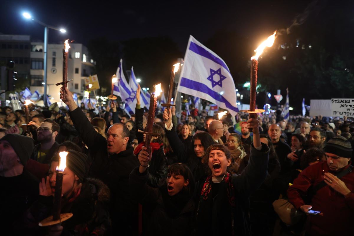 Manifestariak Netanyahuren gobernuaren erreforma judizialaren aurka protestan. EFE