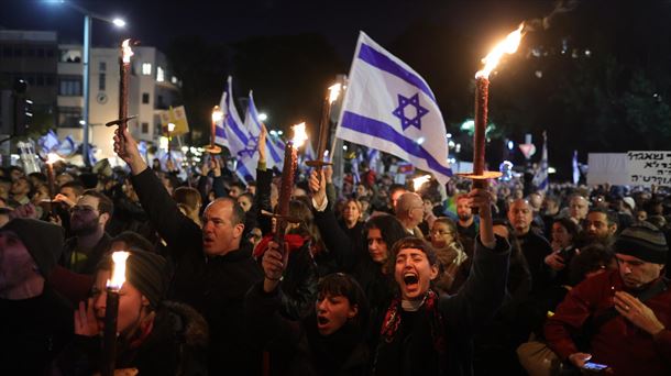 Manifestariak Netanyahuren gobernuaren erreforma judizialaren aurka protestan. EFE