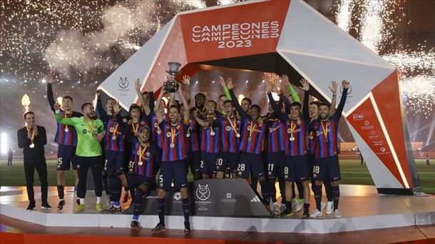 Los jugadores del FC Barcelona celebran el titulo