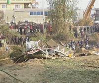 Reanudan la búsqueda de desaparecidos en el avión estrellado en Nepal, sin esperanza de hallar supervivientes