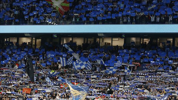 Aficionados donostiarras dentro del Reale Arena, en una imagen de archivo. Foto: EFE