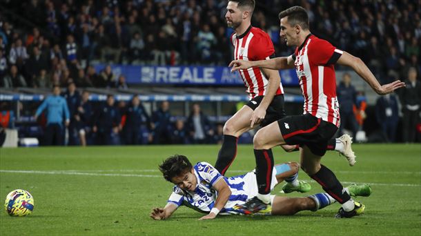 Yeray Álvarez en el momento de la falta a Take Kubo